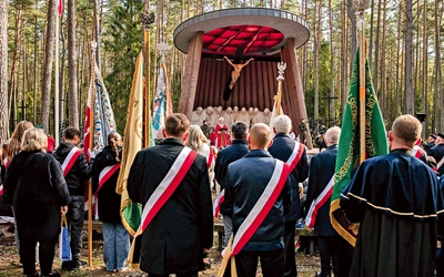 To szczególne miejsce kultu, w którym wierni oddają hołd pomordowanym – tym znanym z imienia i nazwiska, i tym niezidentyfikowanym.