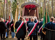 To szczególne miejsce kultu, w którym wierni oddają hołd pomordowanym – tym znanym z imienia i nazwiska, i tym niezidentyfikowanym.