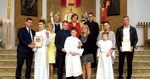 Pamiątkowe zdjęcie z uroczystości przyjęcia Pierwszej Komunii Świętej.