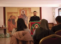 	Ks. Kamil Goc mówił do służb Łowickiej Pieszej Pielgrzymki Młodzieżowej na Jasną Górę.