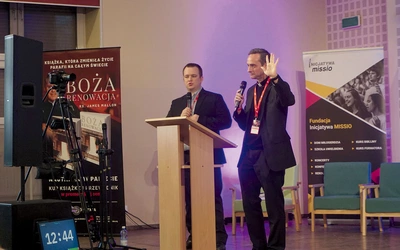 – Boża Renowacja nie ma takiej aspiracji, żeby przyćmić inne kursy, inne drogi odnowy w Kościele. Chcemy być pomocni, chcemy być dla was – przekonywali prelegenci. Na zdjęciu Krzysztof Tompolski i ks. Damian Ryan.