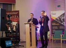 – Boża Renowacja nie ma takiej aspiracji, żeby przyćmić inne kursy, inne drogi odnowy w Kościele. Chcemy być pomocni, chcemy być dla was – przekonywali prelegenci. Na zdjęciu Krzysztof Tompolski i ks. Damian Ryan.