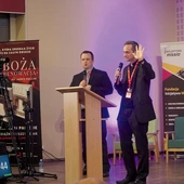 – Boża Renowacja nie ma takiej aspiracji, żeby przyćmić inne kursy, inne drogi odnowy w Kościele. Chcemy być pomocni, chcemy być dla was – przekonywali prelegenci. Na zdjęciu Krzysztof Tompolski i ks. Damian Ryan.