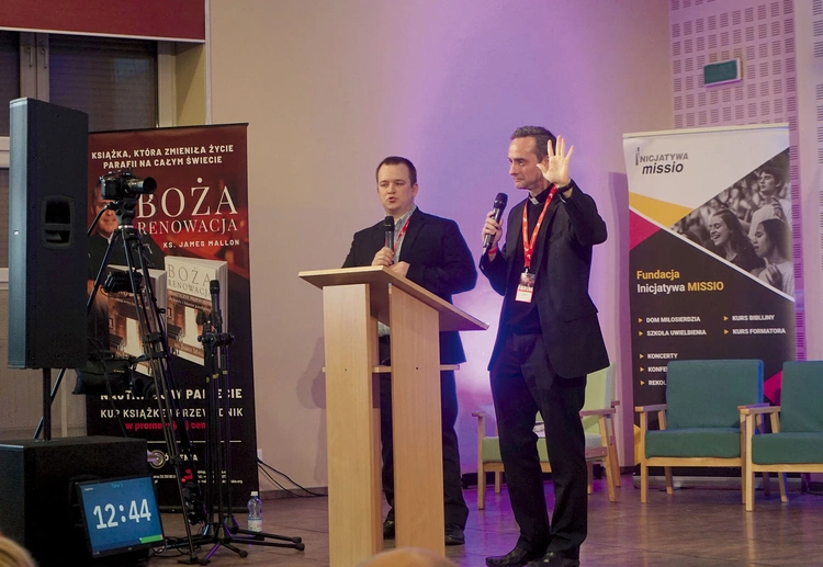 – Boża Renowacja nie ma takiej aspiracji, żeby przyćmić inne kursy, inne drogi odnowy w Kościele. Chcemy być pomocni, chcemy być dla was – przekonywali prelegenci. Na zdjęciu Krzysztof Tompolski i ks. Damian Ryan.