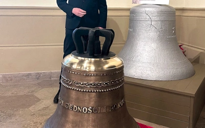 nowy dzwon, który zawiśnie w kościelnej wieży w miejsce poprzedniego instrumentu z 1922 roku.