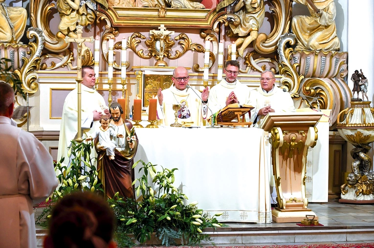 	Mszy św. przewodniczył bp Waldemar Musioł.