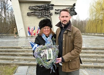 	W wieńcu Elisabeth Sweeny umieściła zdjęcia ojca i kwiaty przypominające oset, narodową roślinę Szkocji.