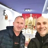 Radosław (z prawej) wraz z ks. Rafałem Masztalerzem z Różanki, skąd pątnik rozpoczął swoją wędrówkę. 