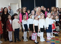 	W Radomiu zgłosiło się 140 osób. Na początku wspólnie odśpiewano hymn państwowy.
