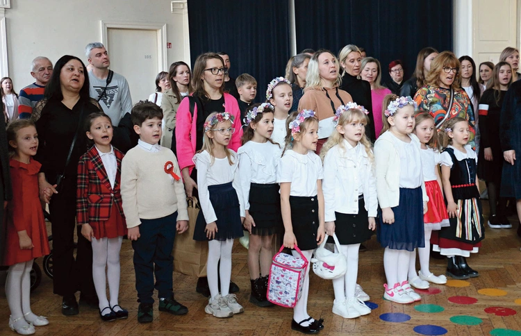 	W Radomiu zgłosiło się 140 osób. Na początku wspólnie odśpiewano hymn państwowy.