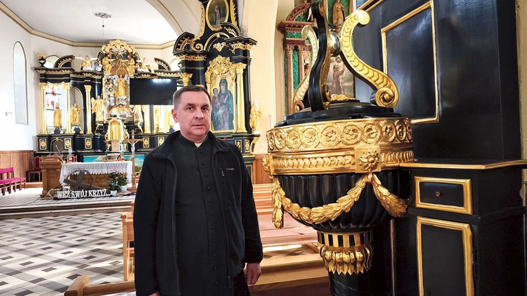 	Ks. Tęcza obok odnowionych zabytków.