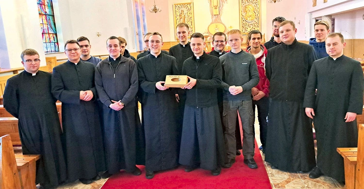 	Prosby są zbierane i powierzane Bogu w kaplicy seminaryjnej.