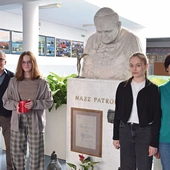 	Dyrektor Rychlicki, uczniowie i katechetka M. Koper w PSP nr 14 w Radomiu.