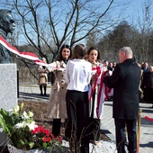 	Moment odsłonięcia popiersia Naczelnika Państwa.
