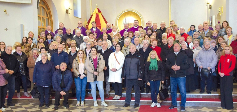 	Uczestnicy spotkania w skarżyskiej świątyni.