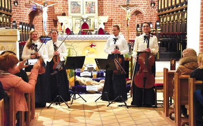 Kwartet Con Amabile w składzie: Daria Krzysztoń-Baran (I skrzypce), Yi Ding-Dana (II skrzypce), Joanna Głąb (gościnnie – altówka), Agnieszka Lasek (wiolonczela).