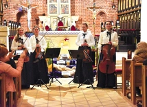 Kwartet Con Amabile w składzie: Daria Krzysztoń-Baran (I skrzypce), Yi Ding-Dana (II skrzypce), Joanna Głąb (gościnnie – altówka), Agnieszka Lasek (wiolonczela).