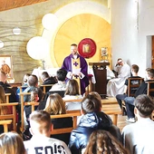 W spotkaniu wzięło udział 40 osób z Kargowej, Zielonej Góry, Żar, uczestniczyliw nim także studenci z koła akademickiego KSM.