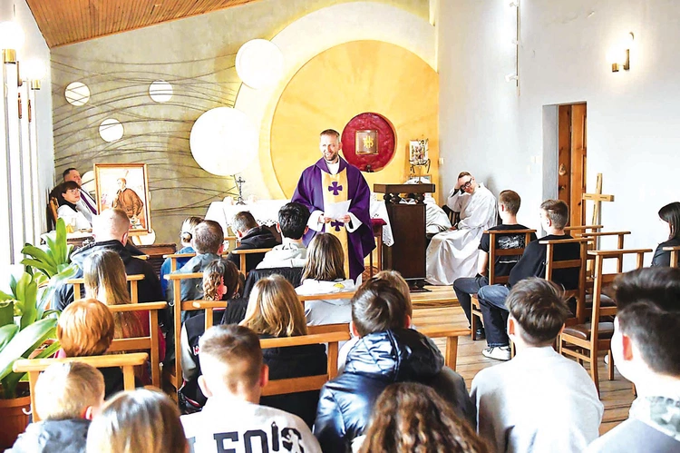 W spotkaniu wzięło udział 40 osób z Kargowej, Zielonej Góry, Żar, uczestniczyliw nim także studenci z koła akademickiego KSM.