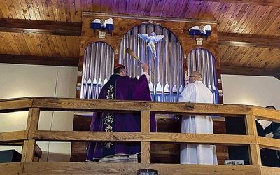 Poświęcenie instrumentu przez bp. Tadeusza Lityńskiego.