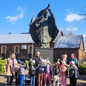 Przy pomniku św. Jana Pawła II na placu seminaryjnym.