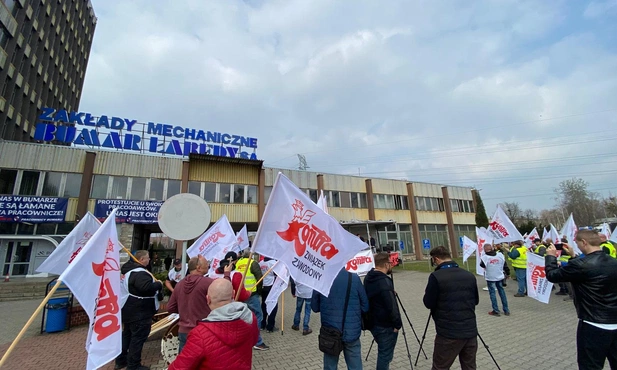 Gliwice. Pikieta przed siedzibą zakładów Bumar. "Kontra" o łamaniu praw pracowniczych