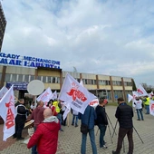 Gliwice. Pikieta przed siedzibą zakładów Bumar. "Kontra" o łamaniu praw pracowniczych