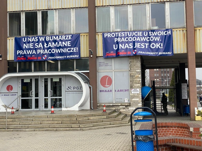 Gliwice. Pikieta przed siedzibą zakładów Bumar. "Kontra" o łamaniu praw pracowniczych