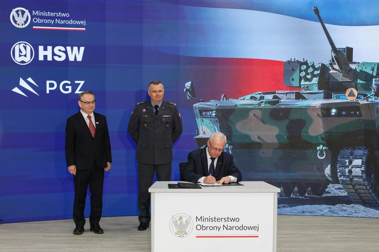 Podpisanie umowy z Borsukiem w tle