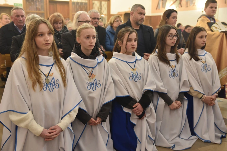 Relikwie Ulmów i nowe witraże w Grabnie