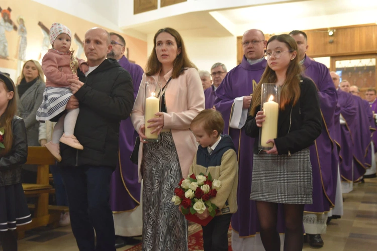 Relikwie Ulmów i nowe witraże w Grabnie