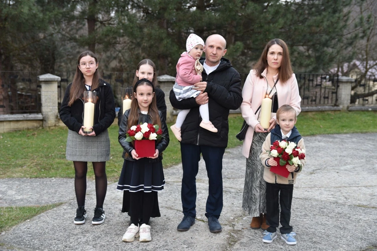 Relikwie Ulmów i nowe witraże w Grabnie
