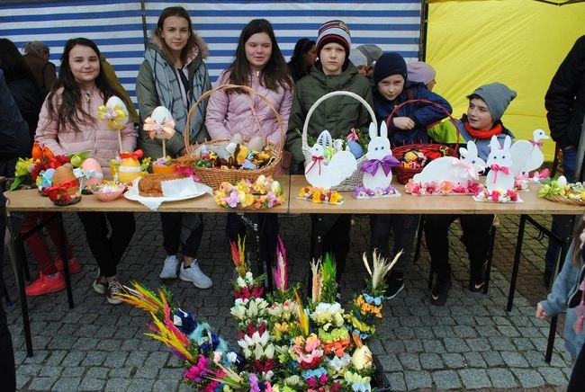 Pisanki, palmy i koronki