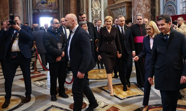 Prezydent z Małżonką po przejściu przez Drzwi Świętej, już obok grobu świętego Jana Pawła Wielkiego