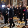 Prezydent z Małżonką po przejściu przez Drzwi Świętej, już obok grobu świętego Jana Pawła Wielkiego