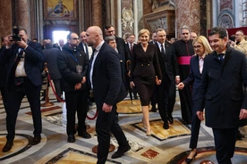 Prezydent z Małżonką po przejściu przez Drzwi Świętej, już obok grobu świętego Jana Pawła Wielkiego