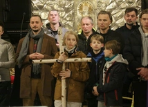 Poszli z krzyżem w noc