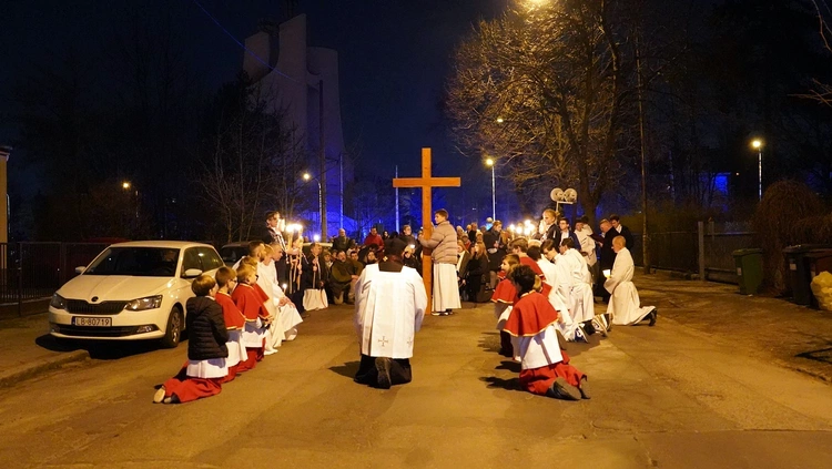 Droga Krzyżowa ulicami parafii. Po co wychodzić z krzyżem w miasto?