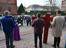 Nadzwyczajni szafarze pielgrzymują do kościoła jubileuszowego w Opolu