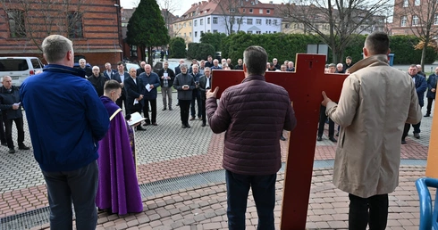 Nadzwyczajni szafarze pielgrzymują do kościoła jubileuszowego w Opolu