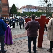 Nadzwyczajni szafarze pielgrzymują do kościoła jubileuszowego w Opolu