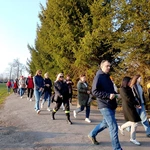 Droga Krzyżowa z Janikowa do kościoła stacyjnego w Ożarowie