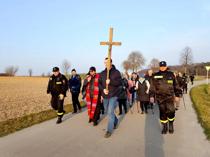 Droga Krzyżowa z Janikowa do kościoła stacyjnego w Ożarowie