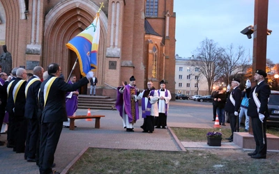 Nowy krzyż misyjny na placu katedralnym