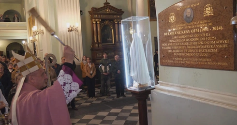 Odsłonięcie i poświęcenie tablicy upamiętniającej bp. Tadeusza Kusego.