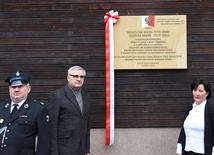 Tablicę odsłonili Andrzej Sznajder i Anna Wasilewska.
