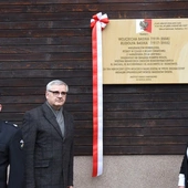 Tablicę odsłonili Andrzej Sznajder i Anna Wasilewska.
