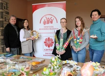 Kierownik świetlicy s. Lidia Kmieciak, urszulanka SJK, wychowawczynie Natalia Bartosiewicz i Anna Szczepanowska oraz podopieczne placówki prezentują wykonane w Akademii Młodych ozdoby. 