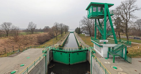 Śluza w Przegalinie, podobnie jak pozostałe, spełnia też rolę przeciwpowodziową.