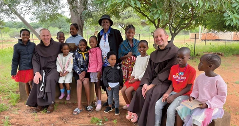 Brat Albin (z lewej) i brat Cyriak (z prawej) są pierwszymi franciszkanami  w nowo powstającej misji w Botswanie.